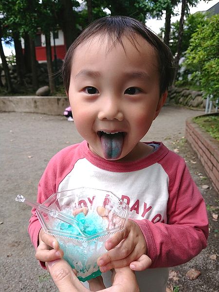 ラムネかき氷で舌が青くなる