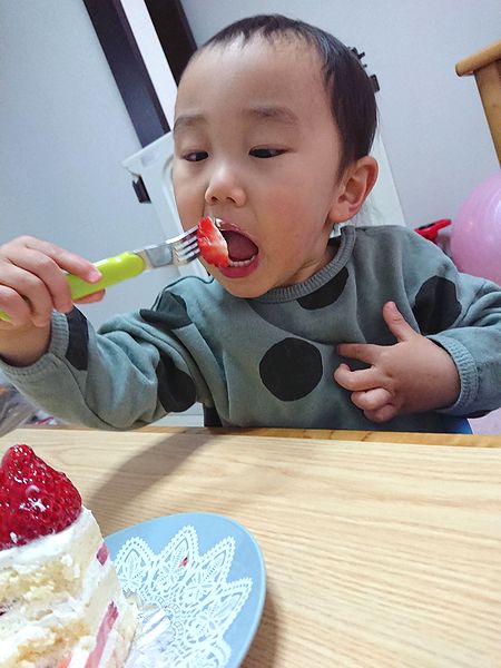 苺を食べる2歳児