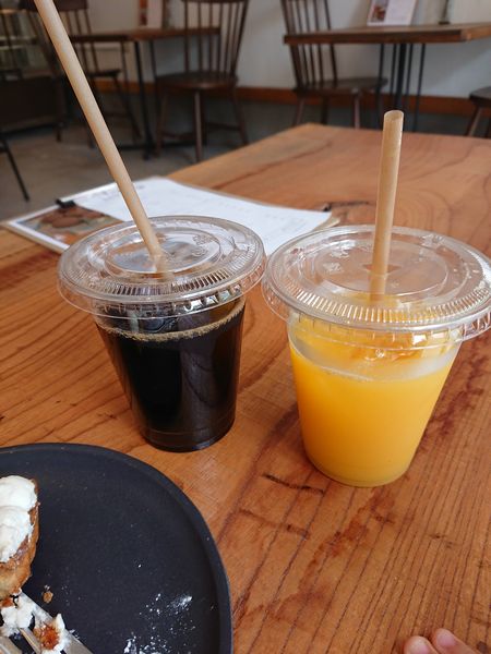 アイスコーヒーとオレンジジュース