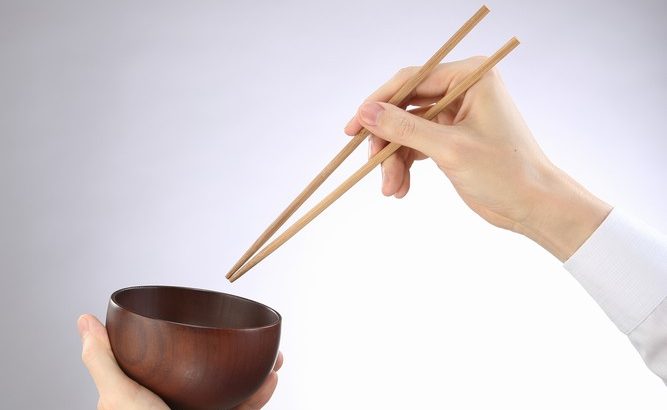 箸と茶碗を持つ手タレ