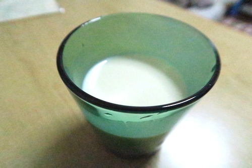 ハンドケアにはコップ1杯の豆乳を飲むのが効果的