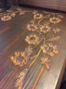 ウッドテーブルにはお花が彫られている