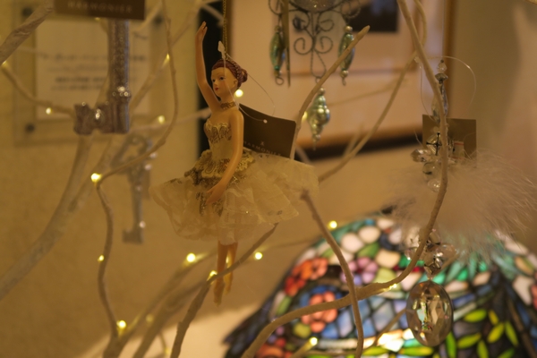 ステンドグラスのランプにはバレエダンサーの飾りがぶら下がっている
